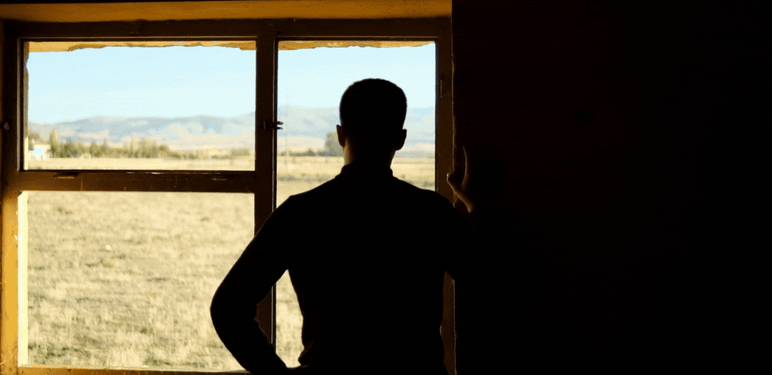 Gledanje kroz prozor i razmišljanje