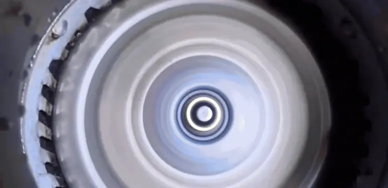 Snimka drobilice za otpad u sudoperu