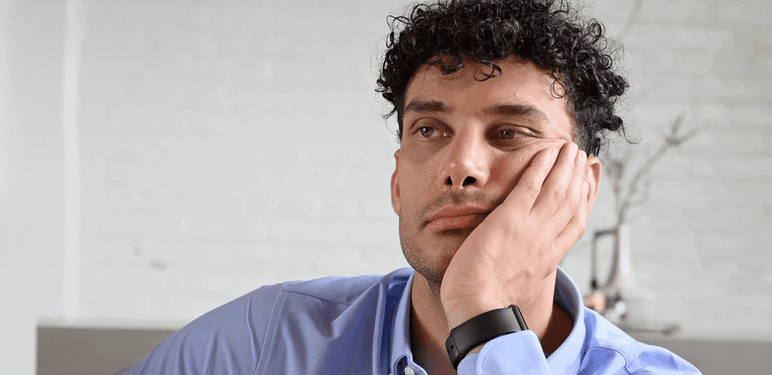 Sjedenje na kauču i držanje lica pri razmišljanju