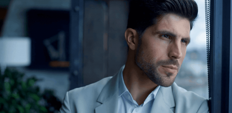 Razmišljanje i gledanje kroz prozor