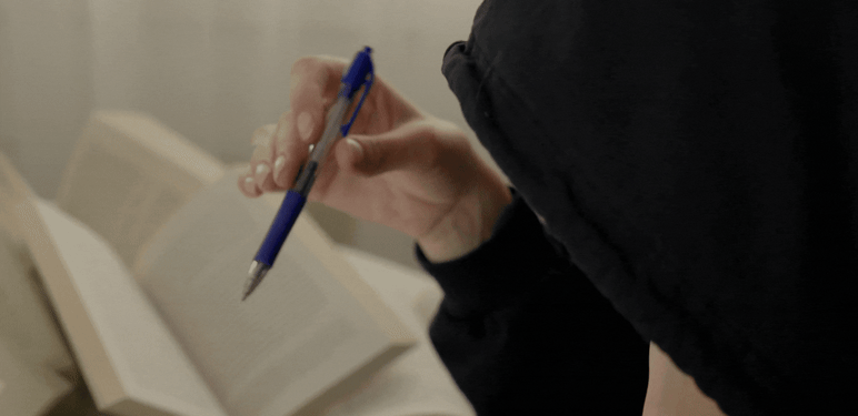 Treskanje olovkom pri razmišljanju