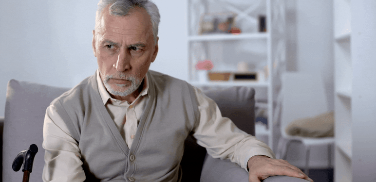 Starac koji sjedi u fotelji i razmišlja