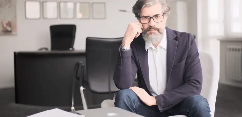Mudrac s bradom koji razmišlja
