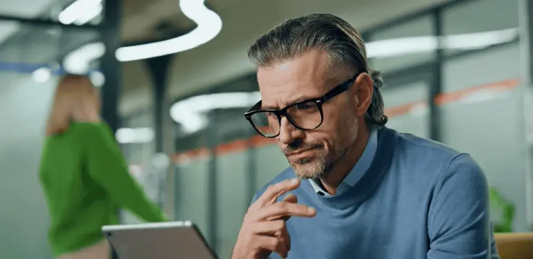 Muškarac koji razmišlja u uredu za radnim stolom