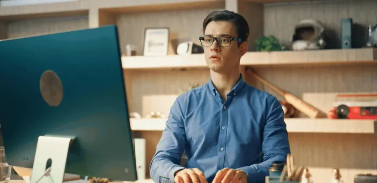 Tipkanje i razmišljanje pred kompjutorom