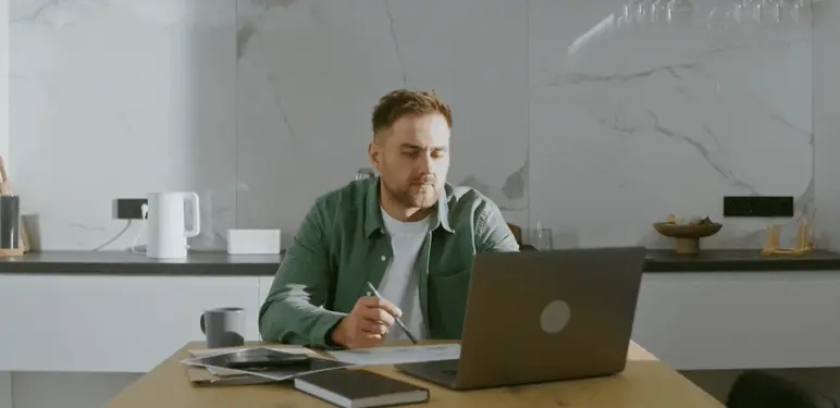 Razmišljanje u uredu za računalom