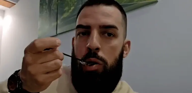 Trener koji reagira na bizaran obrok