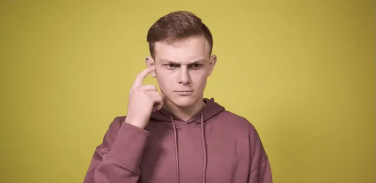 Mladić koji se pokušava prisjetiti