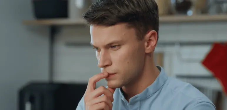 Razmišljanje i trljanje brade