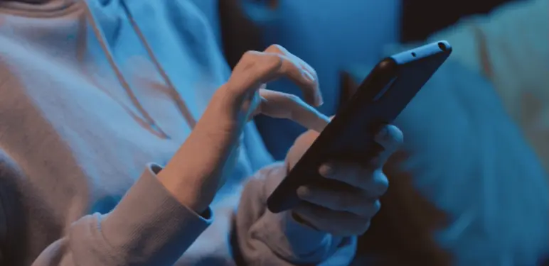 Osoba koja rješava kviz na mobitelu
