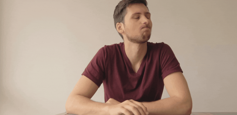 Muškarac koji nervozno lupka po stolu dok razmišlja