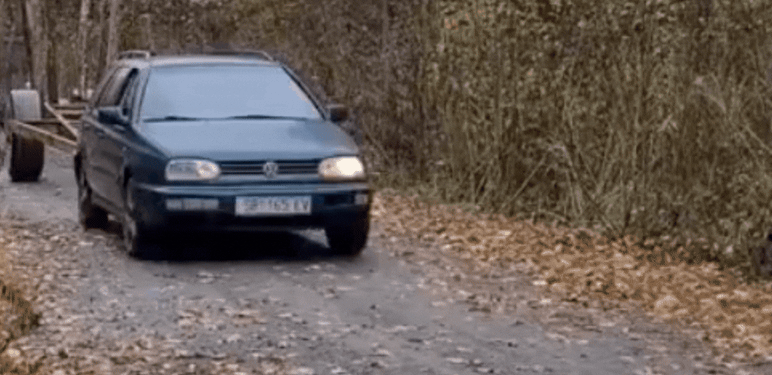 Bizarna prikolica automobila na šumskom putu