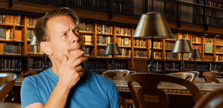 Muškarac koji razmišlja u knjižnici
