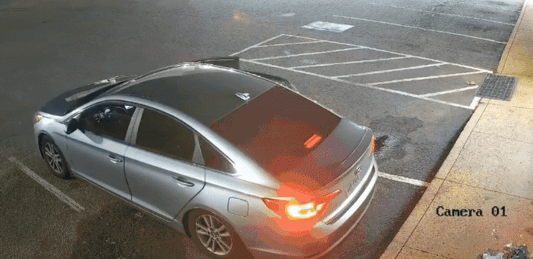 Skupina pljačkaša kako izlazi iz automobila