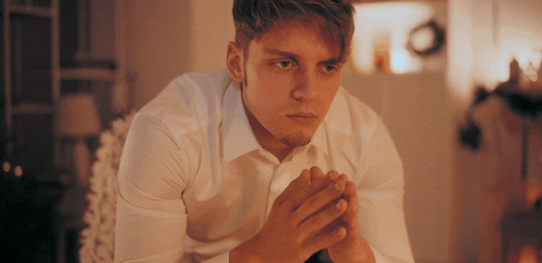 Muškarac koji razmišlja dok sjedi