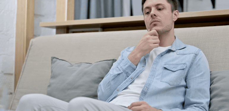 Razmišljanje i sjedenje na kauču