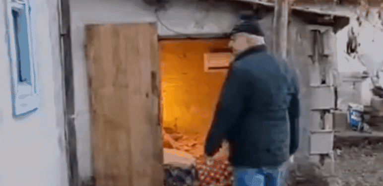 Muškarac koji pokazuje jedan smještaj svinja u Srbiji