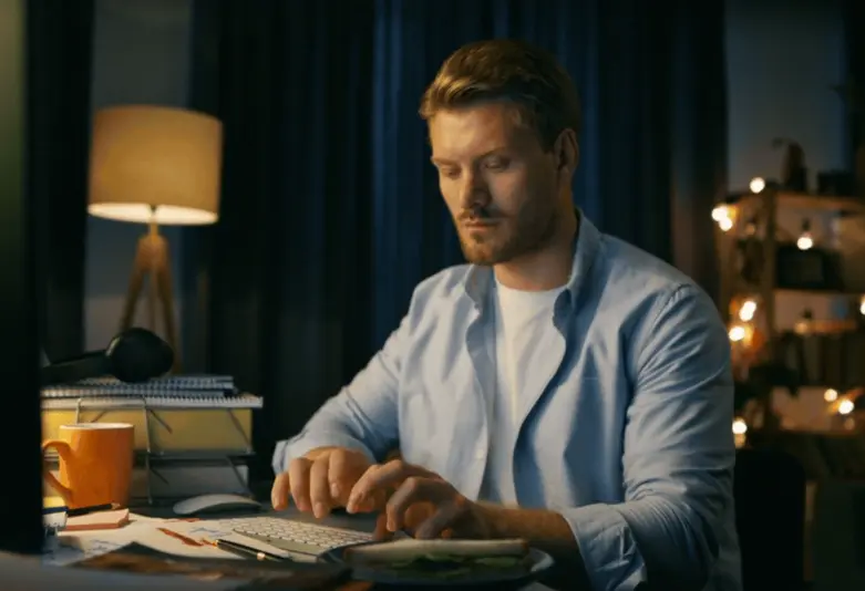 Muškarac ispred računala kako rješava probleme