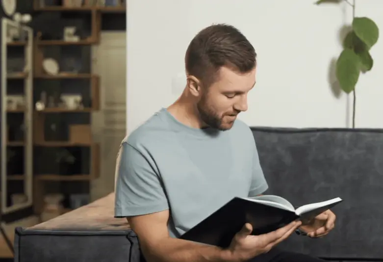 Stavljanje naočala i čitanje knjige