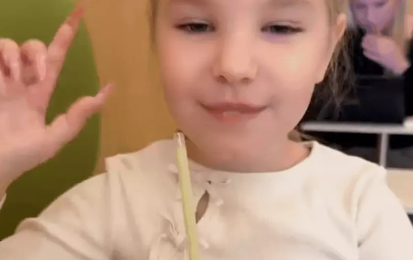 Djevojčica s umjetnim noktima