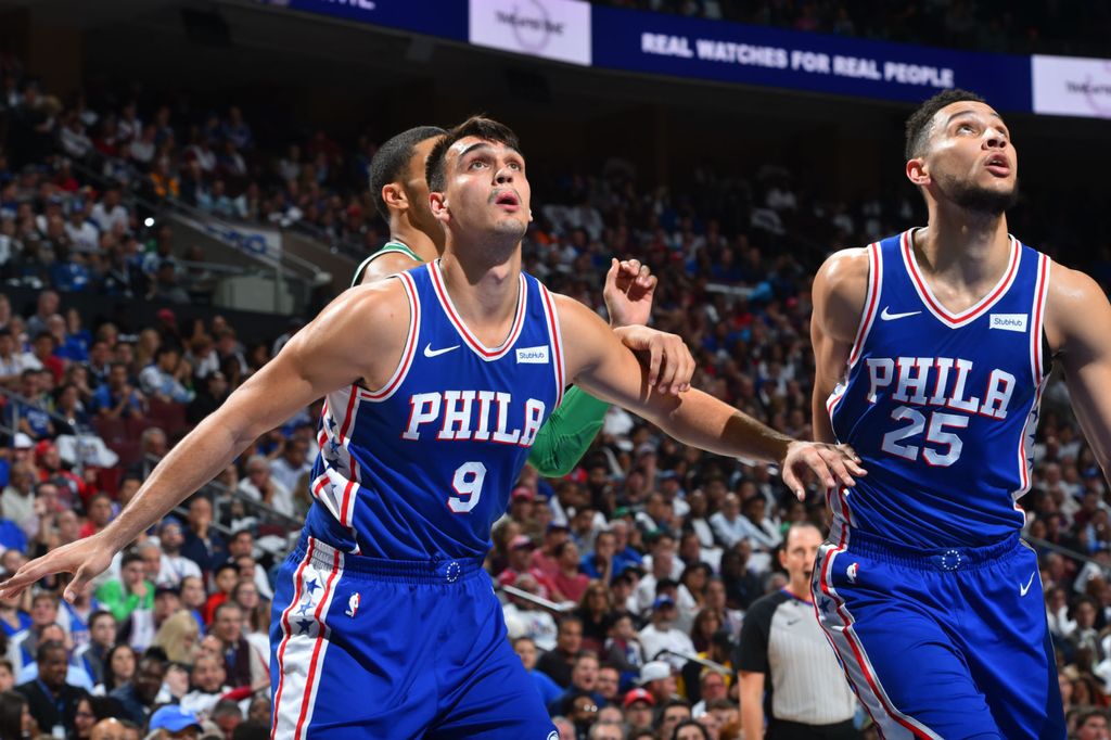 Dario Šarić i Ben Simmons (Foto: AFP)