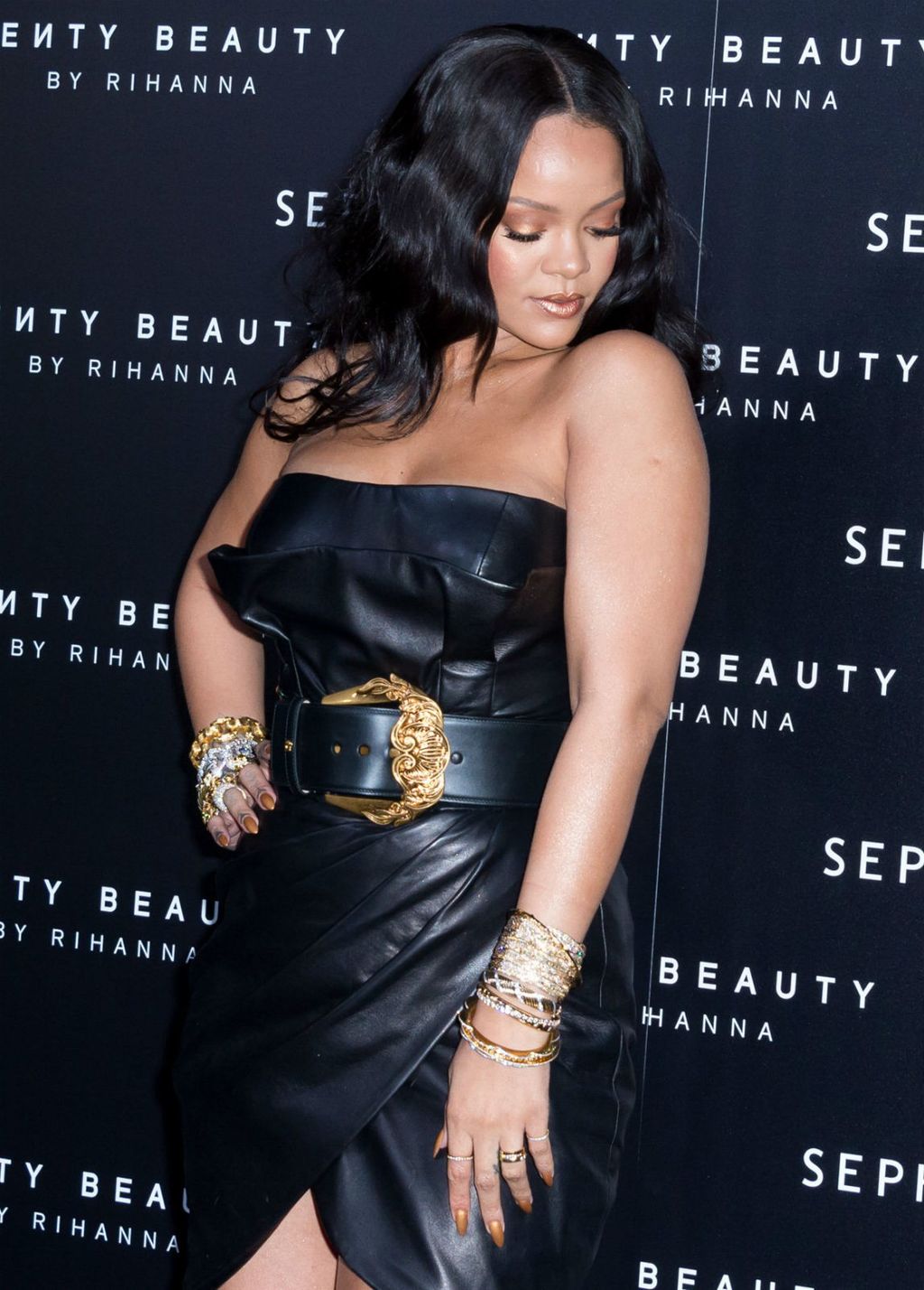 Rihanna u kožnatoj haljinici na predstavljanju svoje nove make-up kolekcije 'Fenty Beauty'