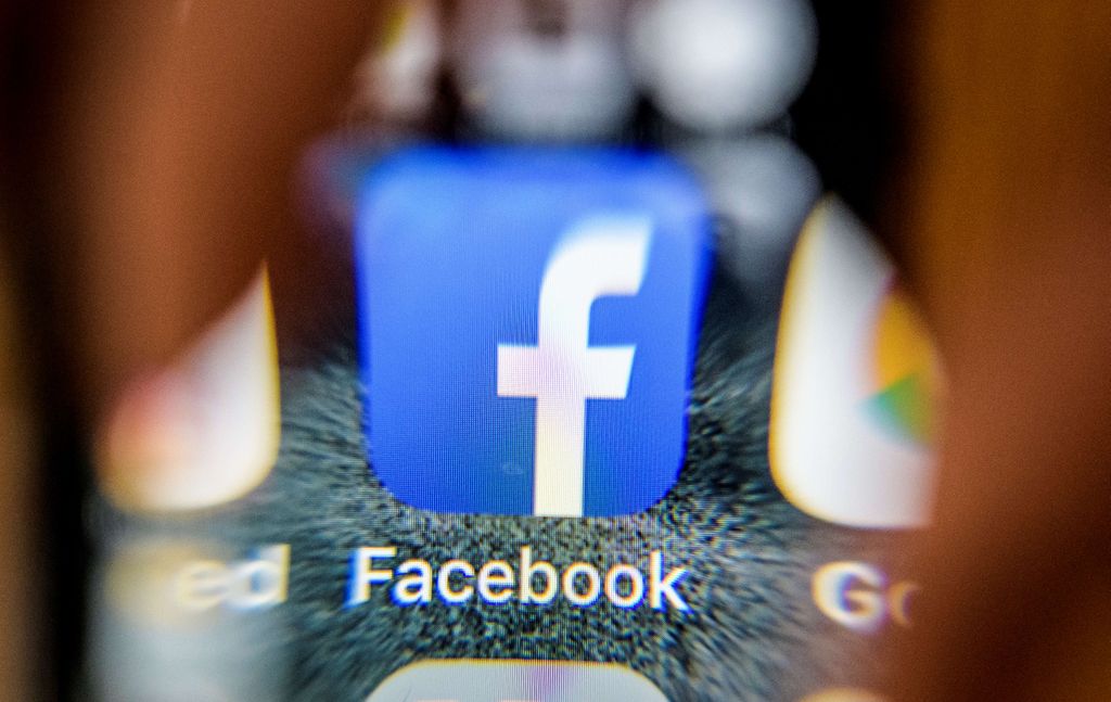 Parovi na Facebooku (Foto: Thinkstock)