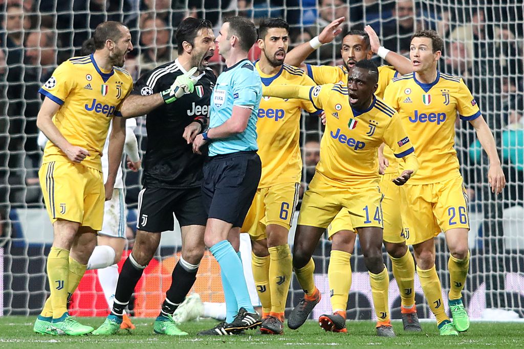 Buffon i suigrači protestiraju sucu Oliveru (Foto: AFP)