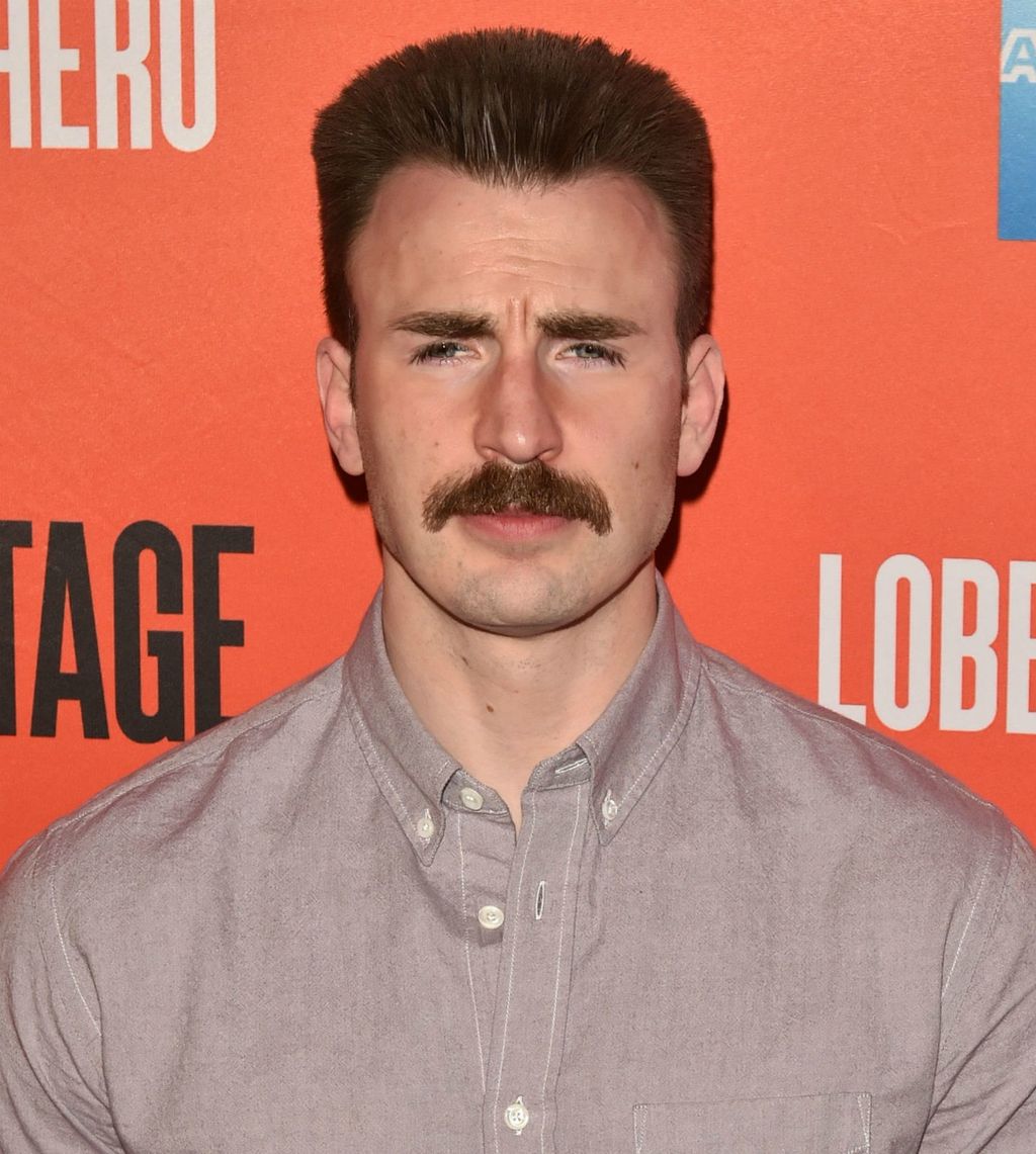 I Kapetan Amerika Chris Evans iznenadio je svojim gustim brkovima