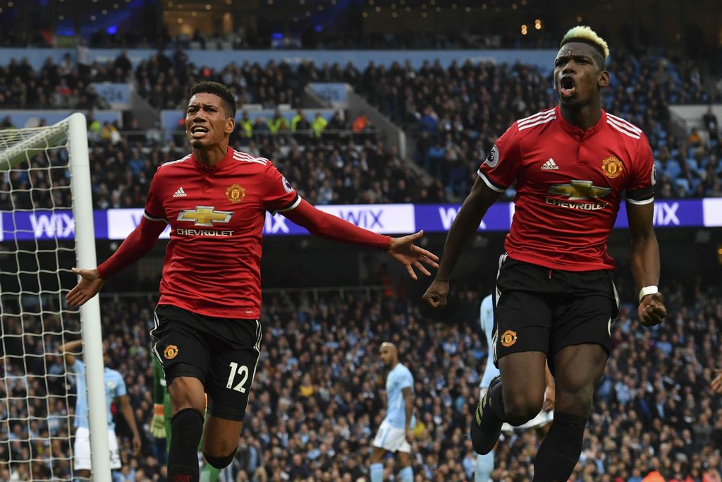 Chris Smalling i Paul Pogba (Foto: AFP)