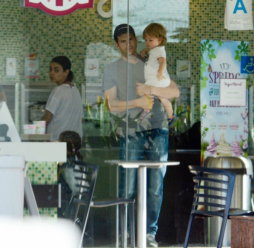 Mila, Ashton i Dimitri u slastičarnici