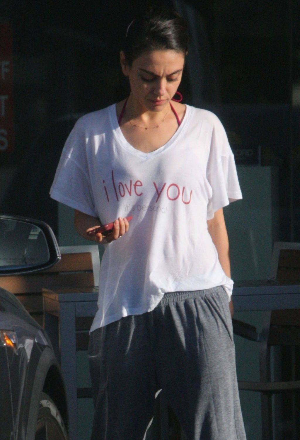 Mila je umjesto grudnjaka ispod majice nosila gornji dio bikinija