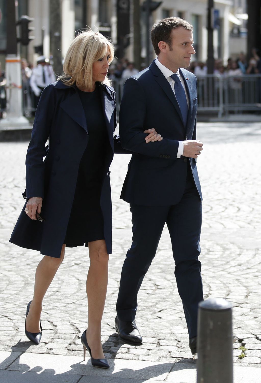 Brigitte Macron u minici i štiklama - 2