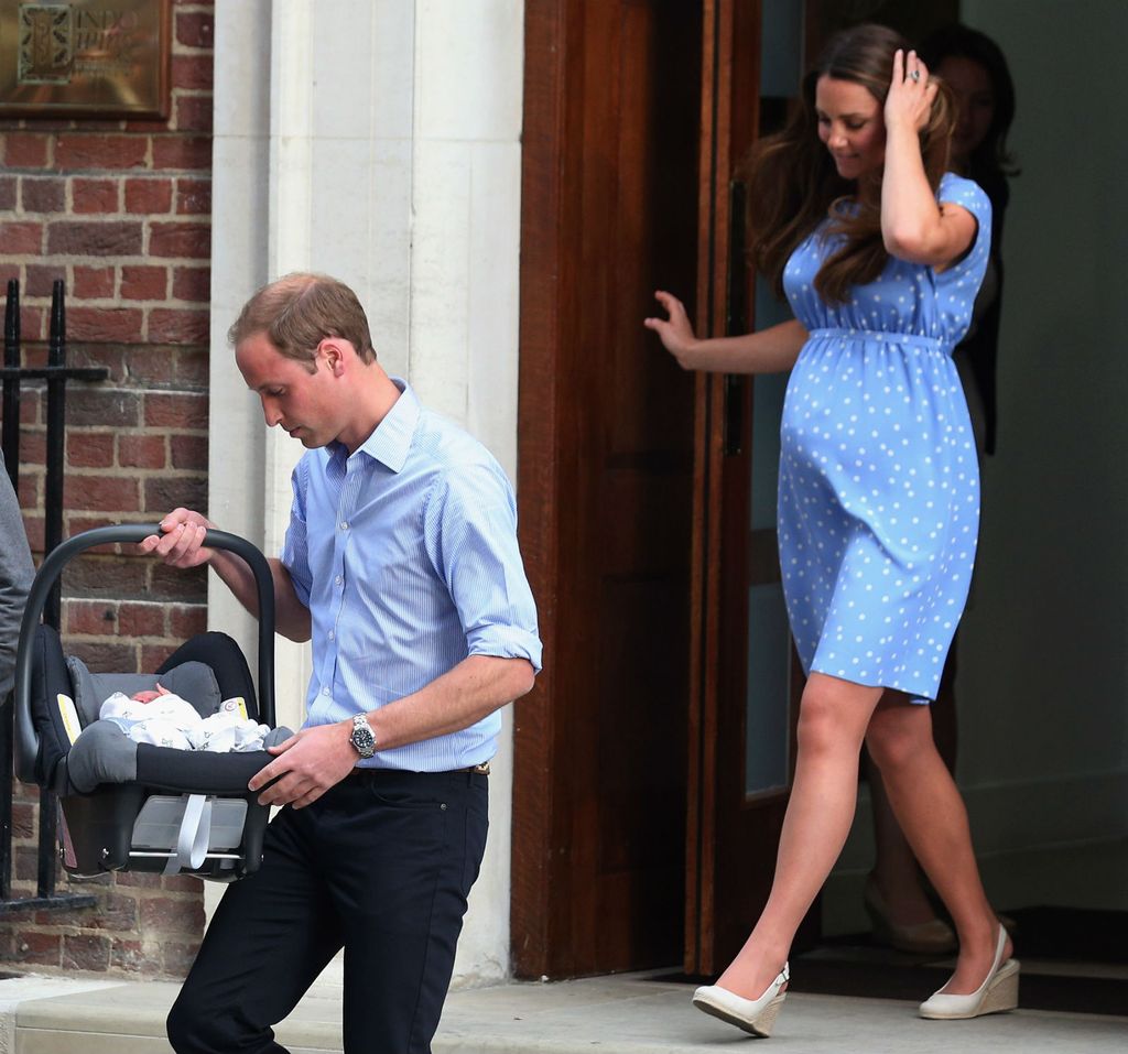 Catherine Middleton na izlasku iz rodilišta nakon rođenja princa Georgea i princeze Charlotte