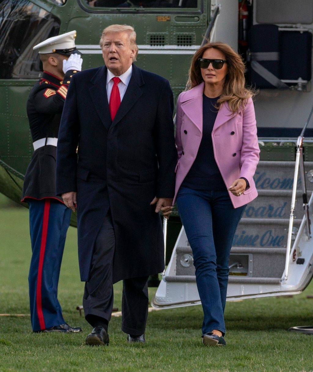 Melania u trapericama ravnog kroja