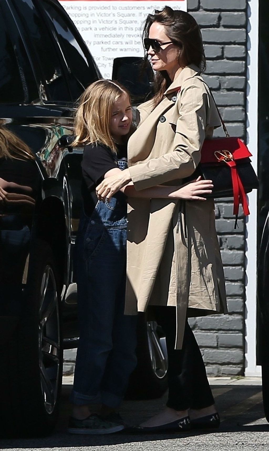 Angelina Jolie u popularnim, ali neudobnim cipelama