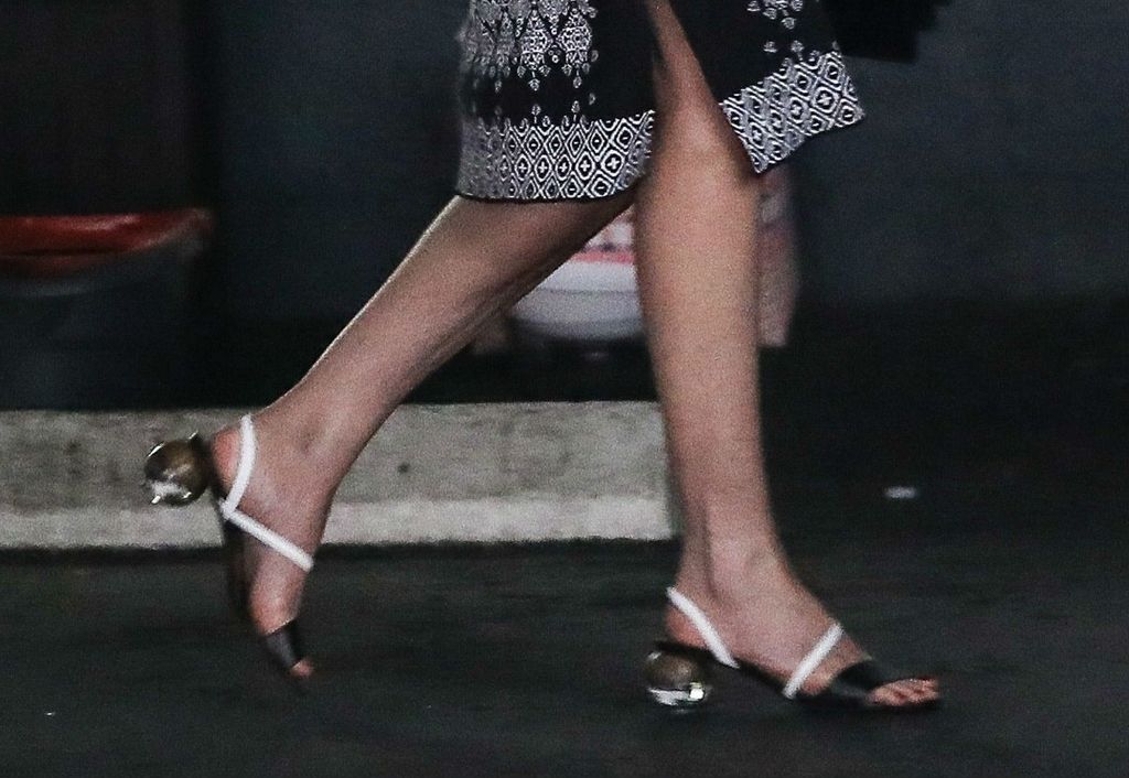 Sharon Stone nosi sandale s oblom potpeticom