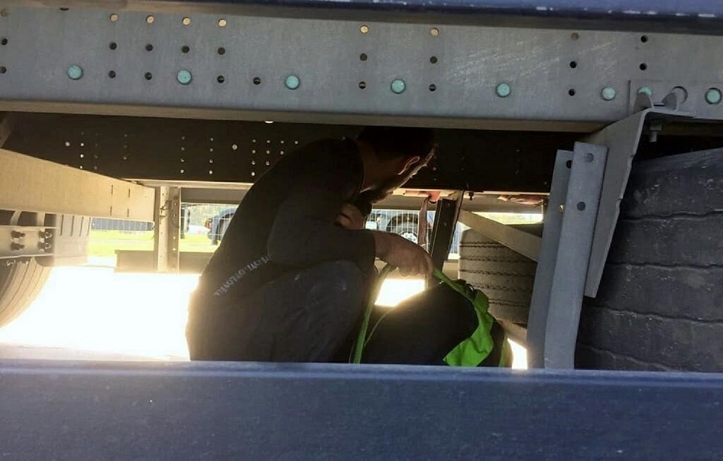 Migranti se skrivaju u dijelove kamiona (Foto: Uprava Carina RS) - 3