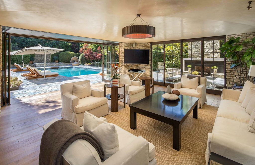 Vila u kojoj su živjeli Jennifer Aniston i Brad Pitt prodaje se za 56 milijuna dolara - 1
