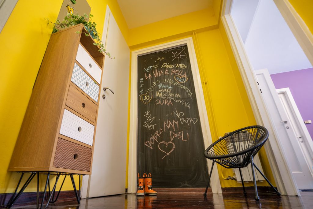 Kako bi se šarenilo primirilo, odabran je mjestimično crni namještaj