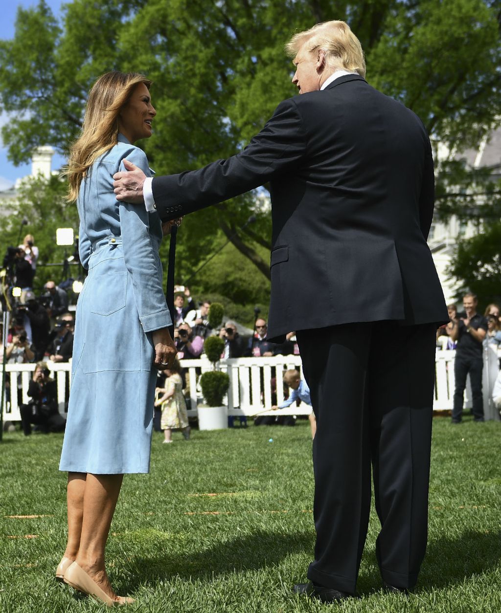 Melania Trump u kožnatoj haljini Michaela Korsa i balerinkama Christiana Louboutina