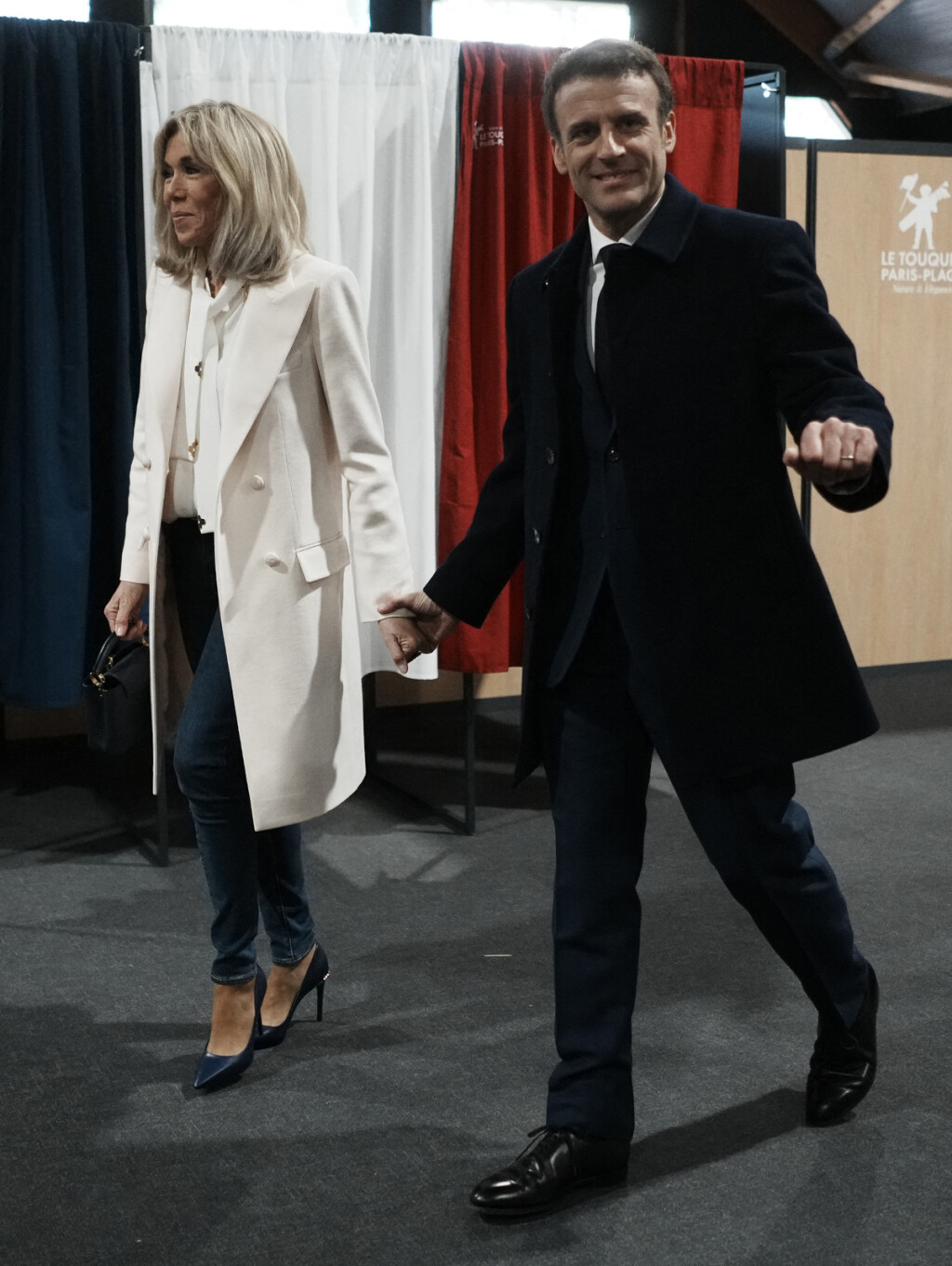 Brigitte Macron u skinny trapericama i štiklama - 1