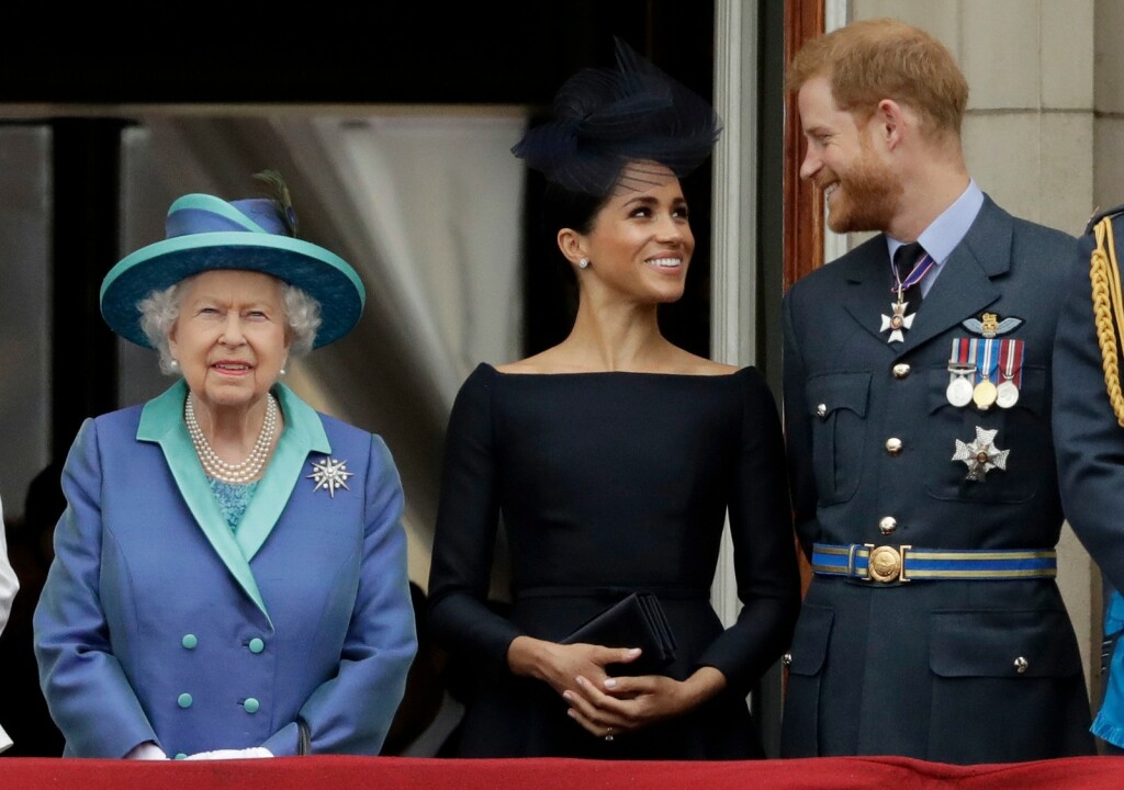 Britanska kraljica s princem Harryjem i Meghan Markle