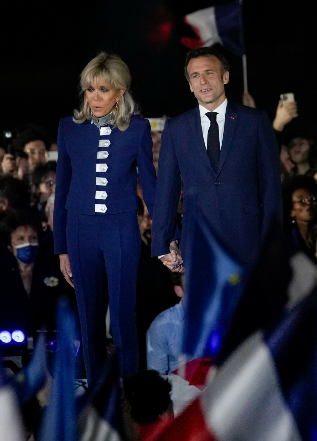Brigitte Macron u plavom odijelu slavila suprugovu pobjedu na izborima - 1
