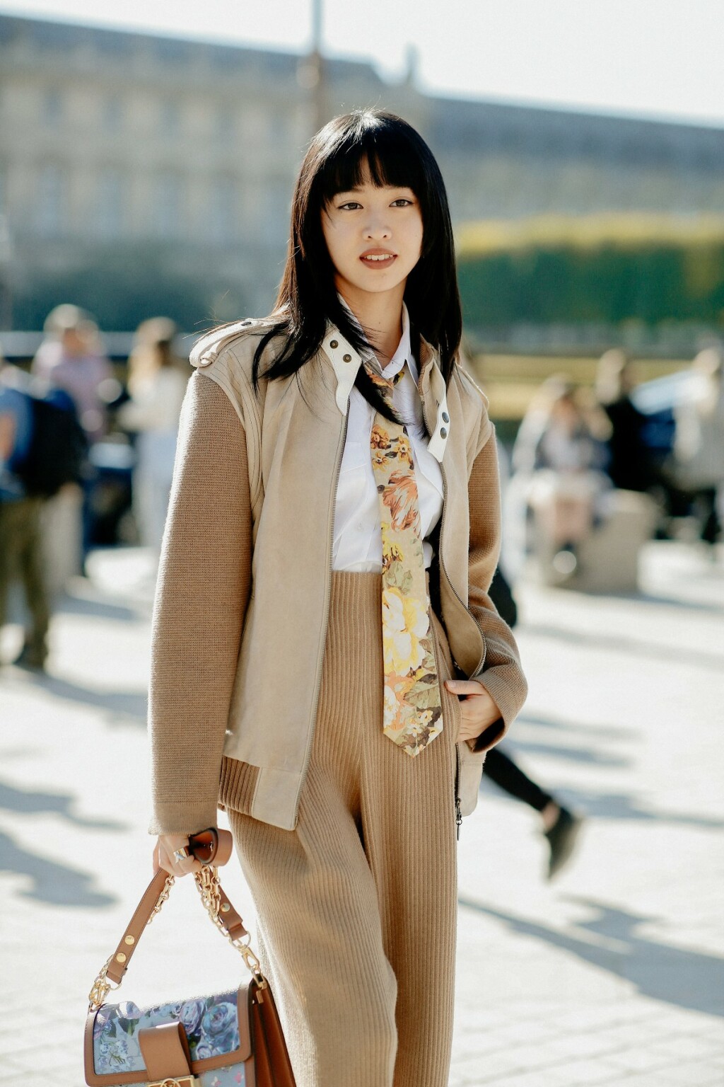 Bež jakna u street style izdanju s Pariškog tjedna mode