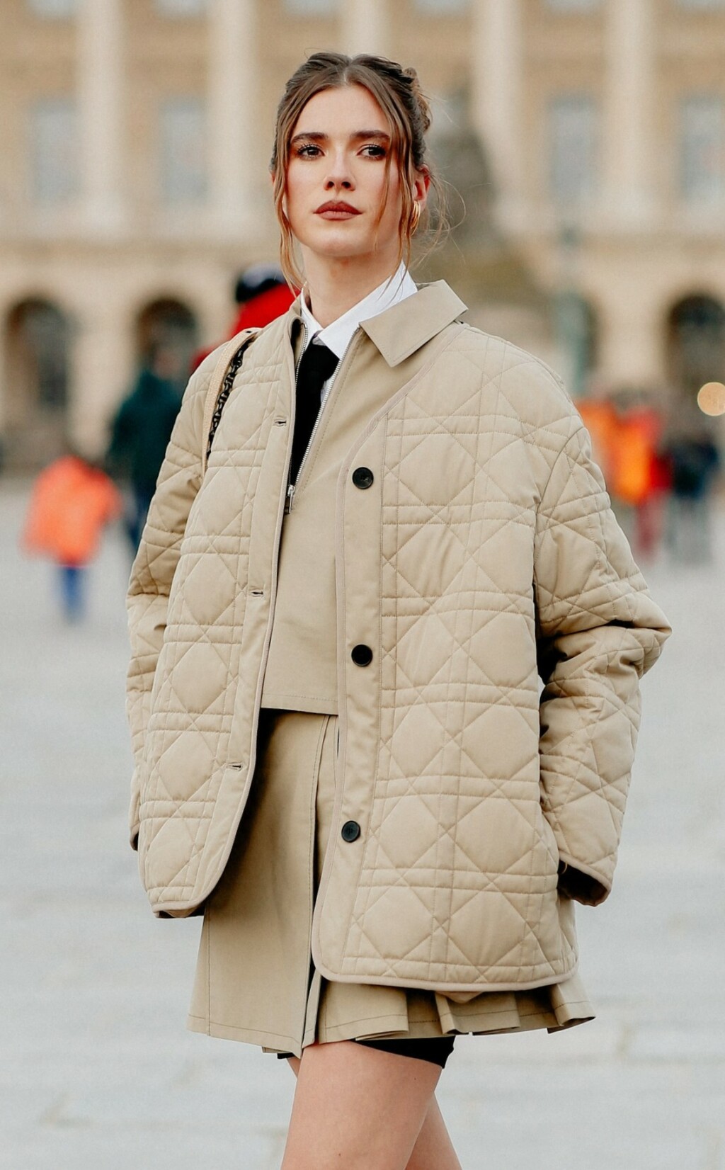 Bež jakna u street style izdanju s Pariškog tjedna mode