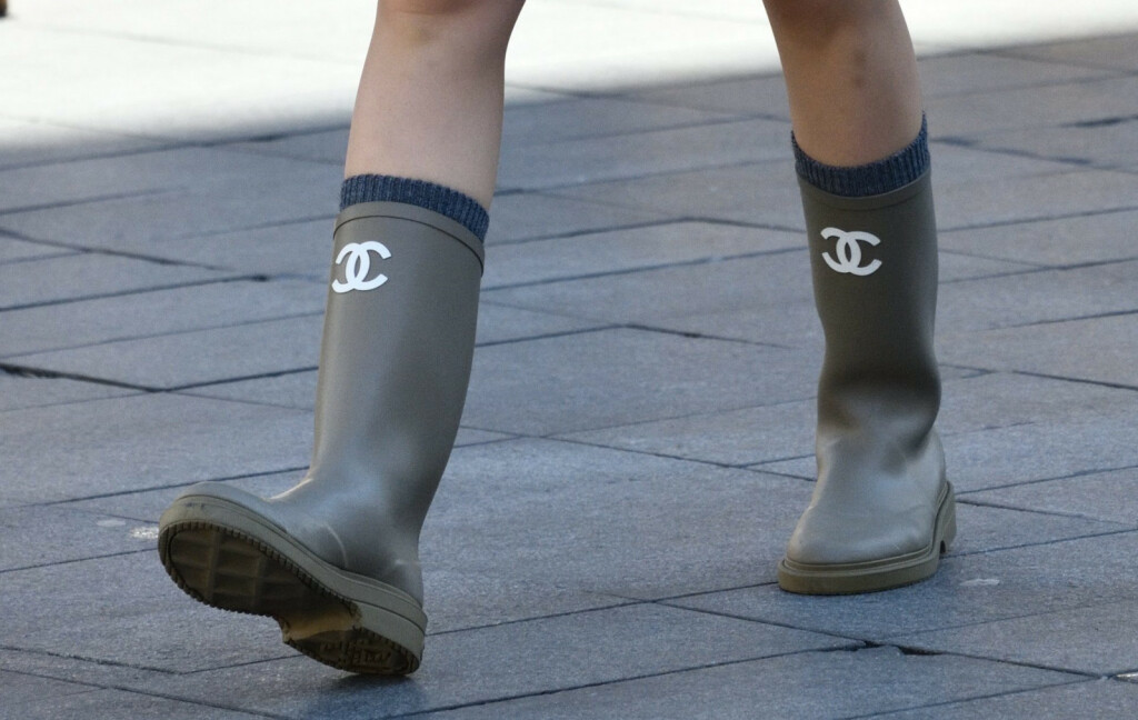 Street stylerica iz Zagreba nosi gumene čizme modne kuće Chanel