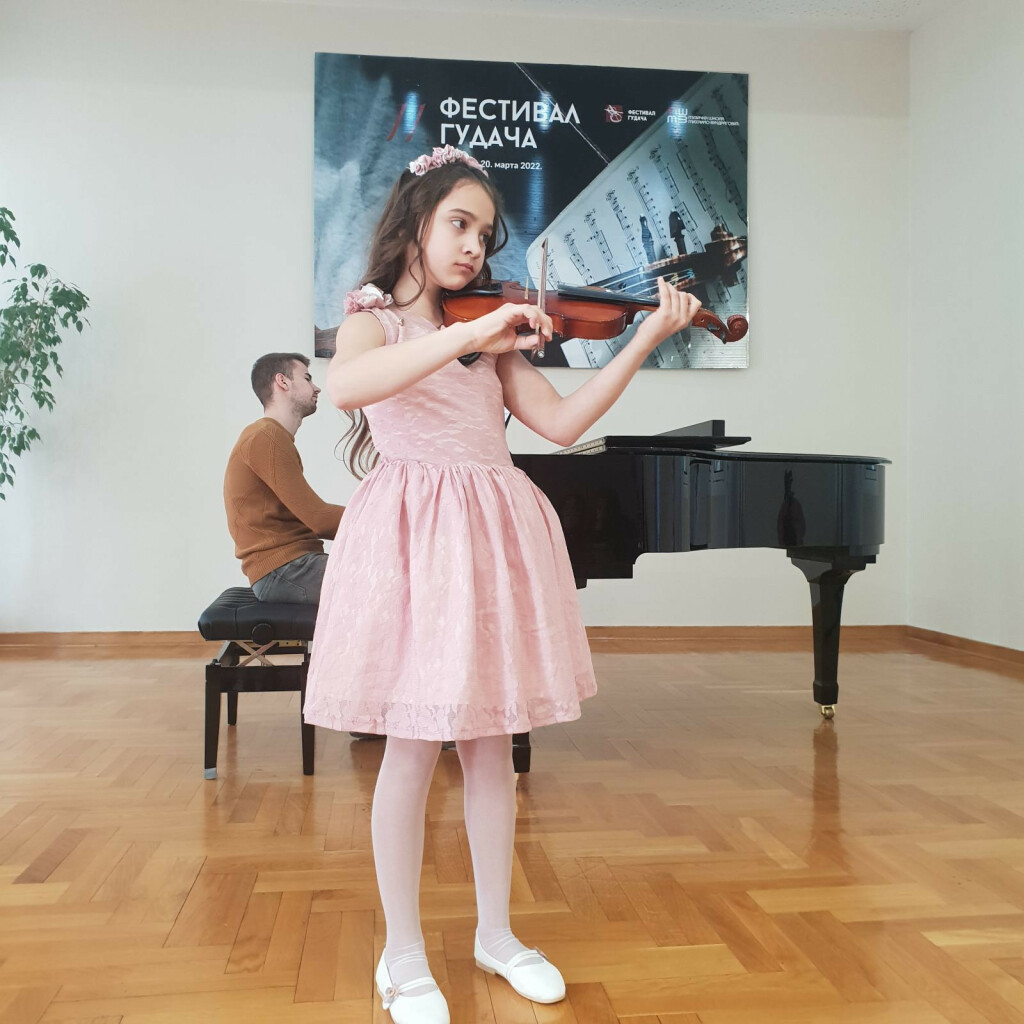 Mama Maja Bojić svojoj kćeri Magdaleni šiva haljine za nastupe - 2