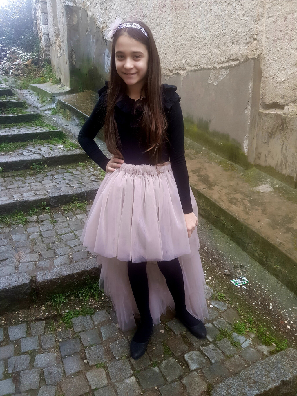 Mama Maja Bojić svojoj kćeri Magdaleni šiva haljine za nastupe - 4