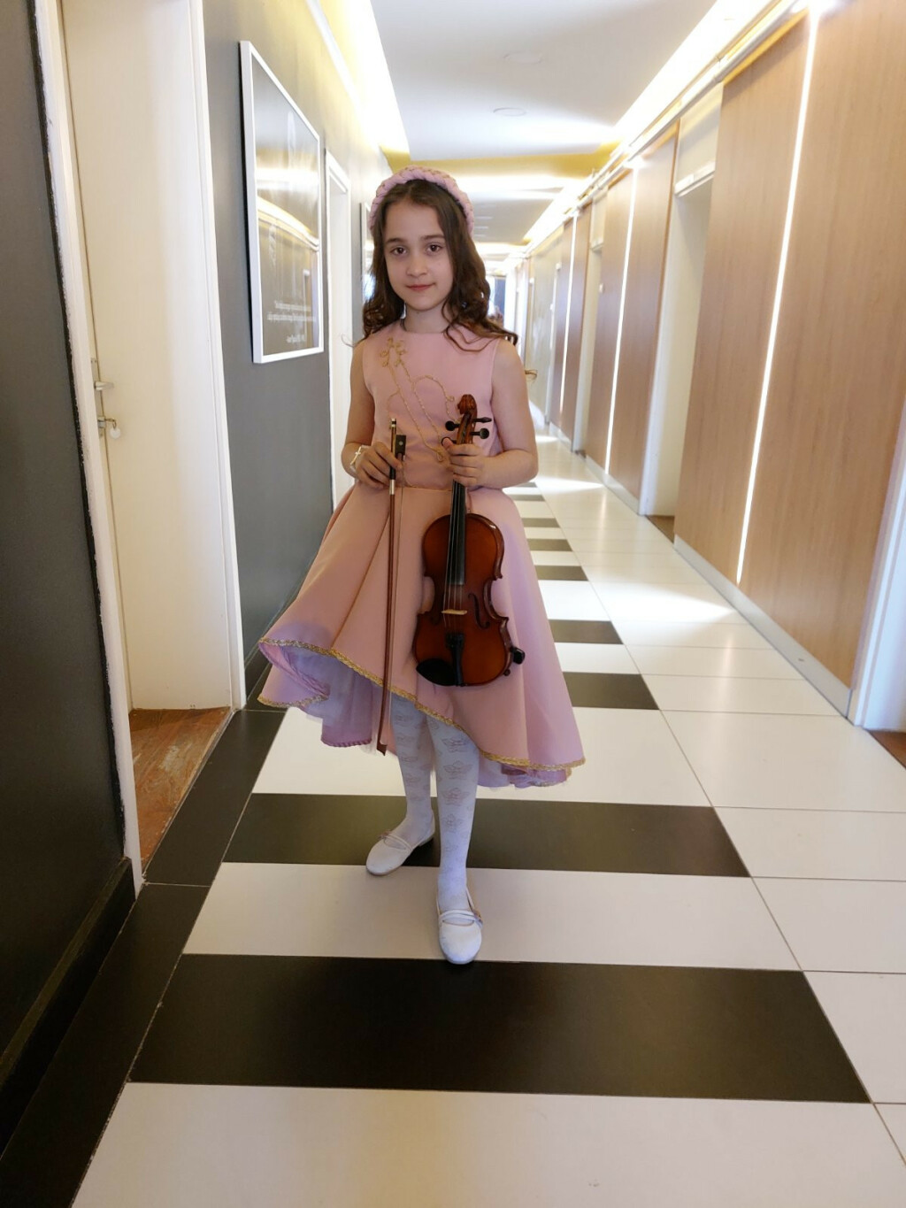 Mama Maja Bojić svojoj kćeri Magdaleni šije haljine za nastupe